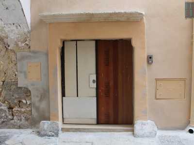 Un architrave modanato e i residui di due piedistalli, incastrati all'interno di moderne mura color salmone. Questo � ci� che rimane del portale dell'antica chiesa che ai giorni nostri ospita un'abitazione privata attualmente in restauro